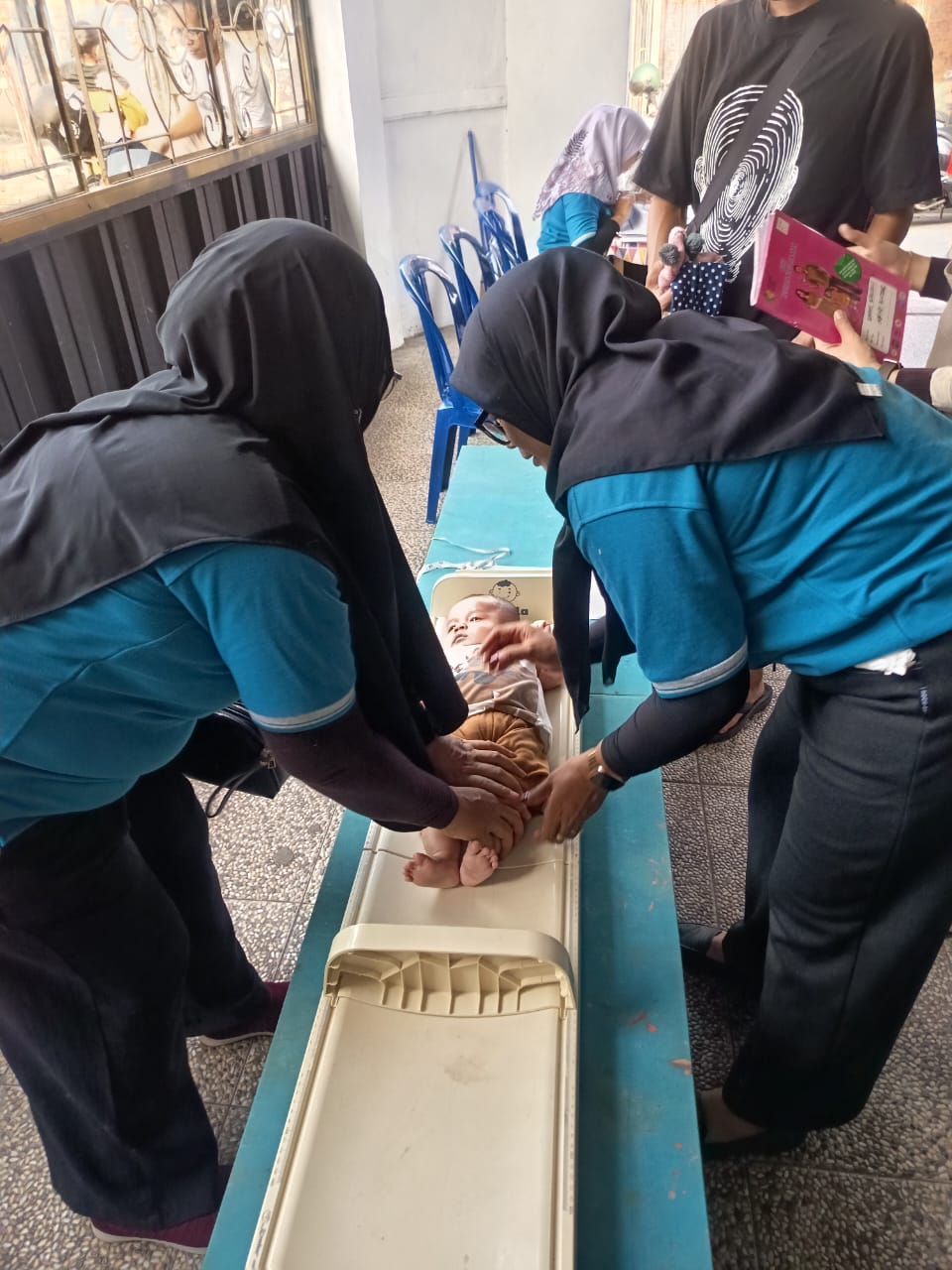 Posyandu Dusun Graha Santi melaksanakan pelayanan penimbangan dan pemberian PMT kepada balita
